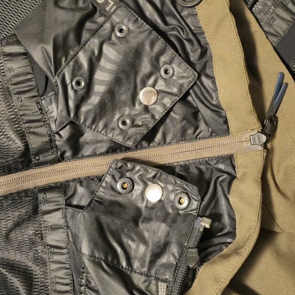 Volcom Cream and Black Performance Jackets - Picture 5 of 9